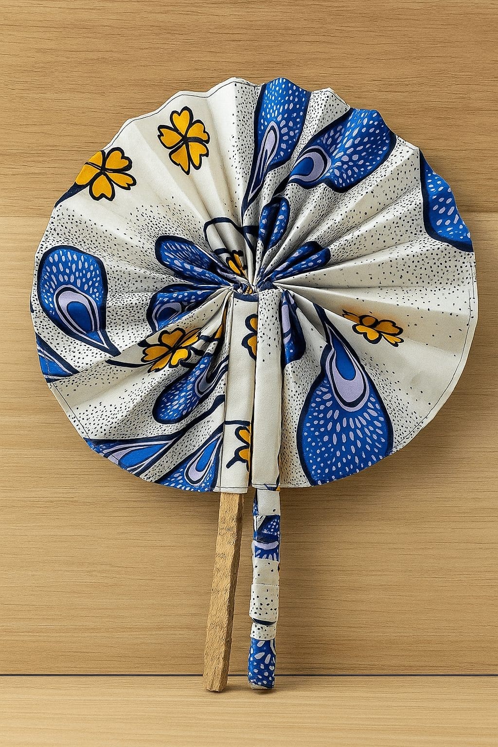 Eventail bleu et blanc en bois et tissu fait à la main