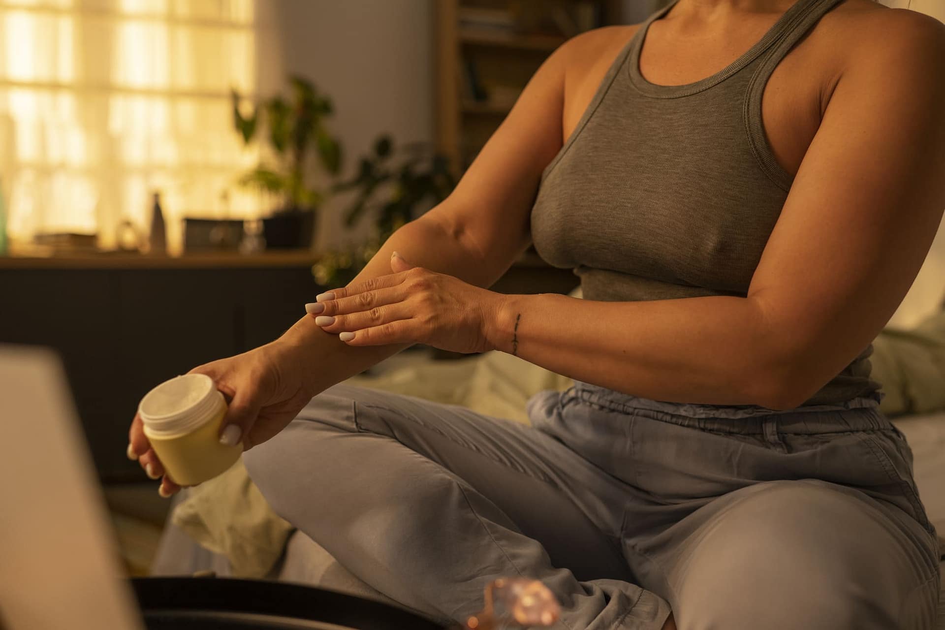 Femme qui va mettre du beurre de karité de Korhogo sur son corps