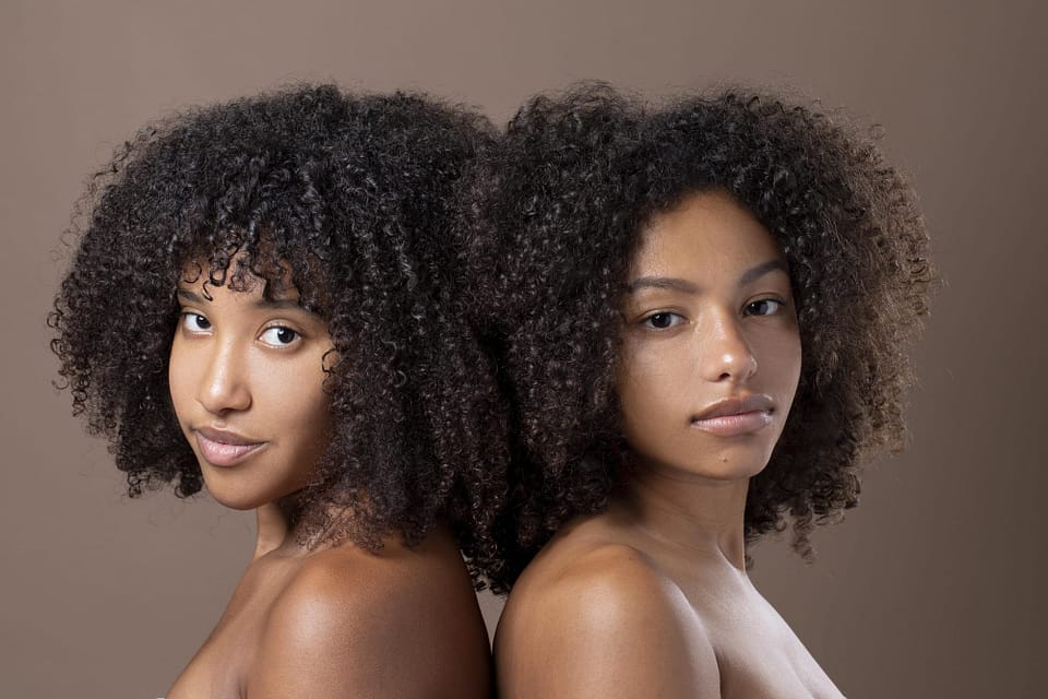 Femmes ont du beurre de karité de Korhogo leur cheveux
